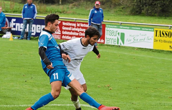 Tomas Karabas müht sich, an den Ball zu kommen. Gegen Kleinglattbach hofft sein Trainer Rico Scheurich auf einen guten Auftritt. Foto: Nachreiner