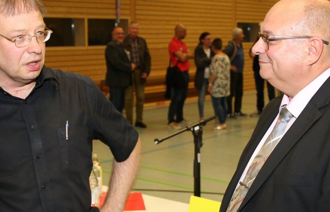 Im Gespräch: die Kandidaten Ulrich Raisch (links) und Jürgen Scholz. <span class='image-autor'>Foto: Bögel</span>