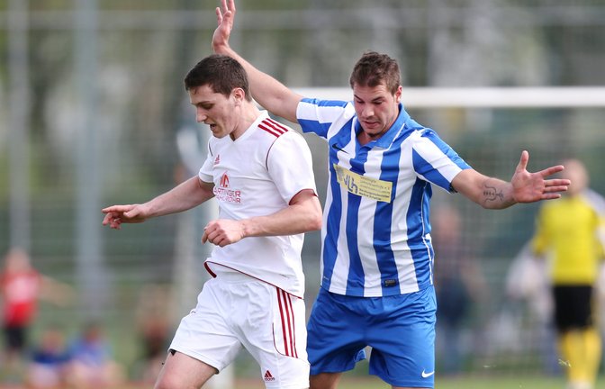 Riccardo Ancona (rechts) – hier im Trikot des TSV Münchingen – ist der neue Mann im Sturmzentrum des TSV Enzweihingen. <span class='image-autor'>Foto: Archiv/Baumann</span>