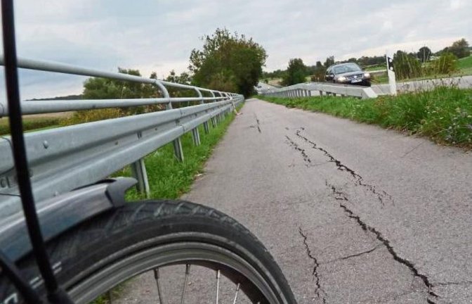 Ein Vorzeigeradweg ist die Strecke zwischen Vaihingen und Kleinglattbach nicht gerade. Am Schwerlastverkehr kann’s aber nicht liegen. Foto: Arning