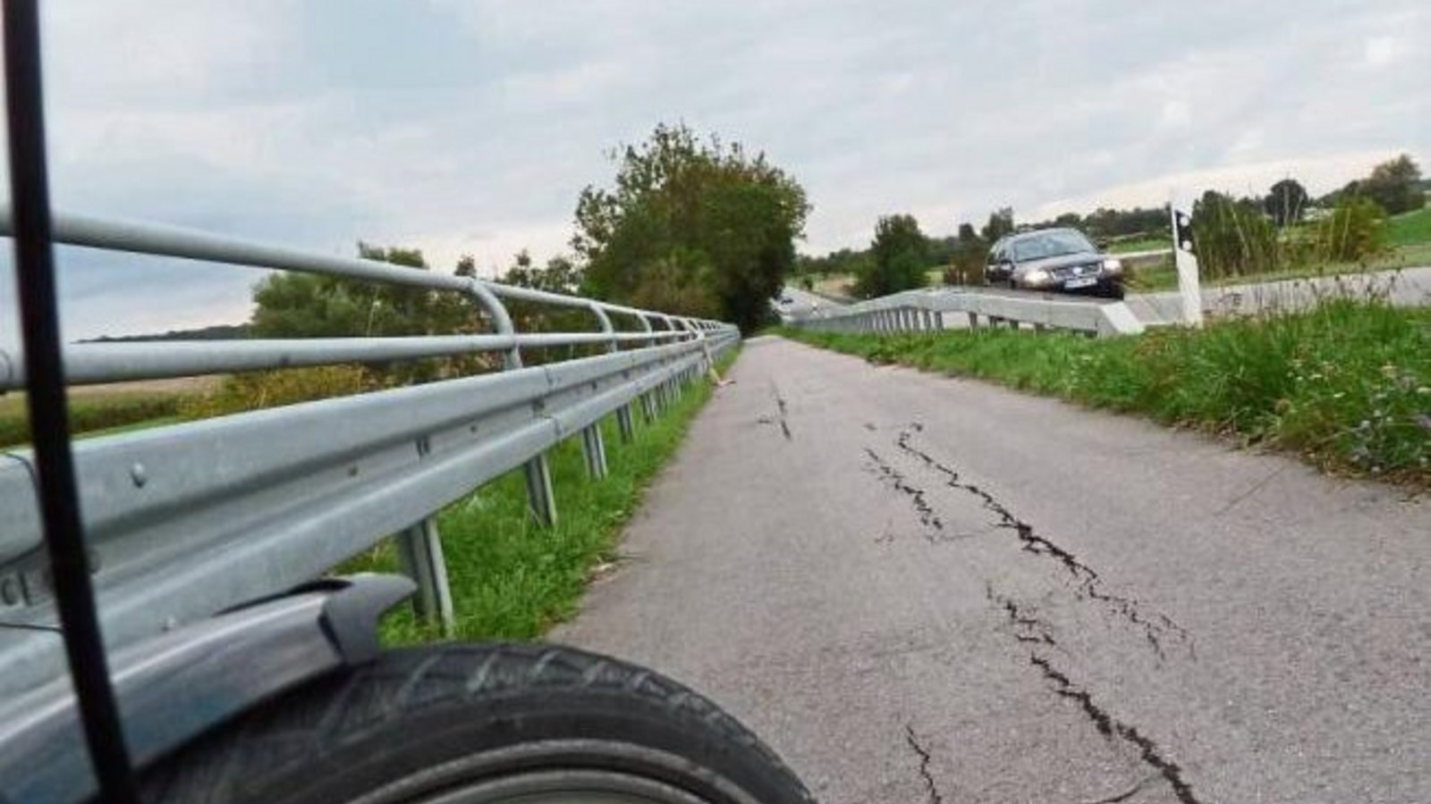 Ein Vorzeigeradweg ist die Strecke zwischen Vaihingen und Kleinglattbach nicht gerade. Am Schwerlastverkehr kann’s aber nicht liegen. Foto: Arning