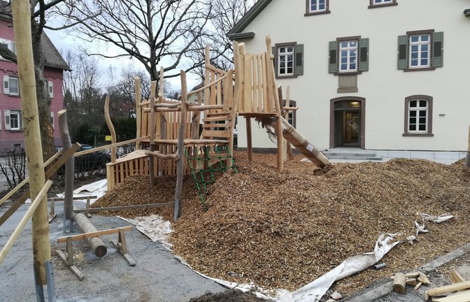 Spielplatz-Baustelle beim künftigen Kinderhaus „Die kleinen Störche“ bei der ehemaligen Post in Vaihingen. „Starkholz“ aus Eberdingen hat wieder etwas Besonderes kreiert. 60 Plätze soll es im Kinderhaus geben. Das Gebäude hat eine bewegte Vergangenheit: Krankenhaus, Progymnasium, Realschule, „Sonderschule“, Waldorf-Kindergarten. Der Name soll übrigens an die Hebamme Minna Riegel erinnern, die hier im Krankenhaus tätig war. Früher brachten die Störche die Babys ...  <span class='image-autor'>Foto: Arning</span>