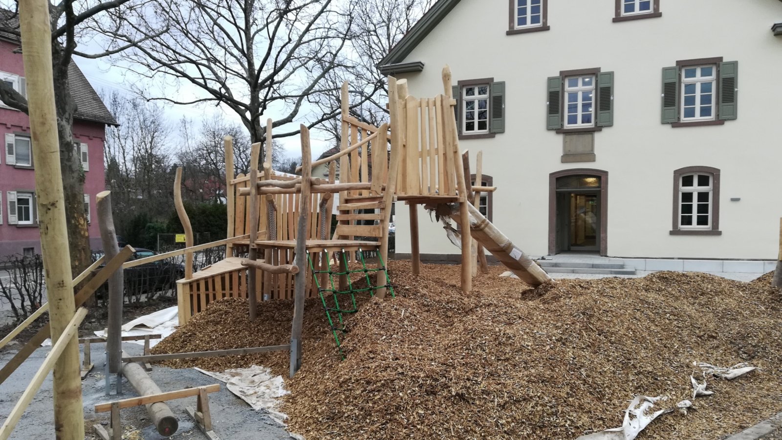 Spielplatz-Baustelle beim künftigen Kinderhaus „Die kleinen Störche“ bei der ehemaligen Post in Vaihingen. „Starkholz“ aus Eberdingen hat wieder etwas Besonderes kreiert. 60 Plätze soll es im Kinderhaus geben. Das Gebäude hat eine bewegte Vergangenheit: Krankenhaus, Progymnasium, Realschule, „Sonderschule“, Waldorf-Kindergarten. Der Name soll übrigens an die Hebamme Minna Riegel erinnern, die hier im Krankenhaus tätig war. Früher brachten die Störche die Babys ... Foto: Arning Spielplatz-Baustelle beim künftigen Kinderhaus „Die kleinen Störche“ bei der ehemaligen Post in Vaihingen. „Starkholz“ aus Eberdingen hat wieder etwas Besonderes kreiert. 60 Plätze soll es im Kinderhaus geben. Das Gebäude hat eine bewegte Vergangenheit: Krankenhaus, Progymnasium, Realschule, „Sonderschule“, Waldorf-Kindergarten. Der Name soll übrigens an die Hebamme Minna Riegel erinnern, die hier im Krankenhaus tätig war. Früher brachten die Störche die Babys ... Foto: Arning