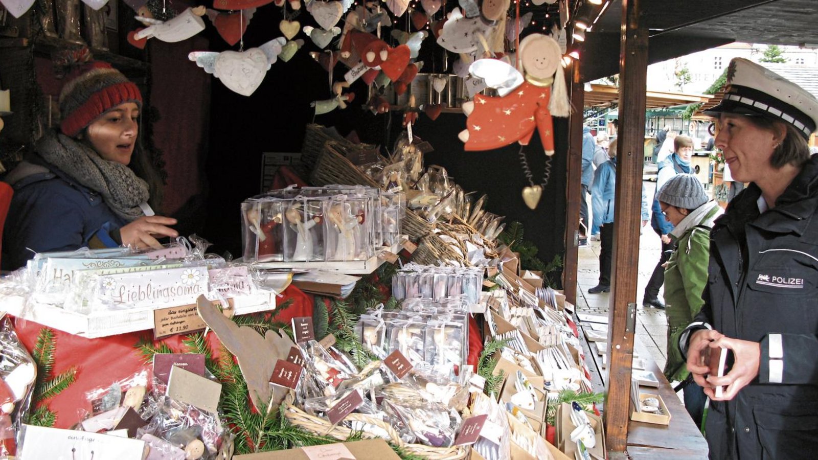 Kriminalhauptkommissarin Andrea Glück gibt im Gespräch mit den Händlern auf dem Ludwigsburger Weihnachtsmarkt Tipps, wie sie sich vor Diebstahl schützen können. Foto: Banholzer Kriminalhauptkommissarin Andrea Glück gibt im Gespräch mit den Händlern auf dem Ludwigsburger Weihnachtsmarkt Tipps, wie sie sich vor Diebstahl schützen können. Foto: Banholzer