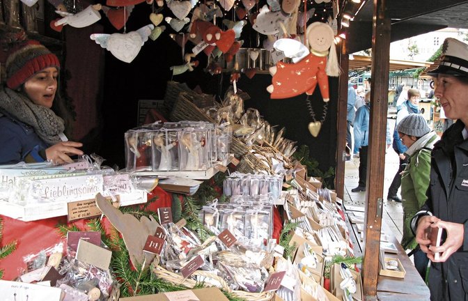 Kriminalhauptkommissarin Andrea Glück gibt im Gespräch mit den Händlern auf dem Ludwigsburger Weihnachtsmarkt Tipps, wie sie sich vor Diebstahl schützen können.  Foto: Banholzer