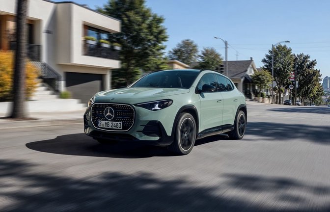 Zur vollelektrischen Version will Mercedes den GLA auch als Hybrid-Benziner (Bild) anbieten.<span class='image-autor'>Mercedes-Benz AG/dpa-tmn</span>