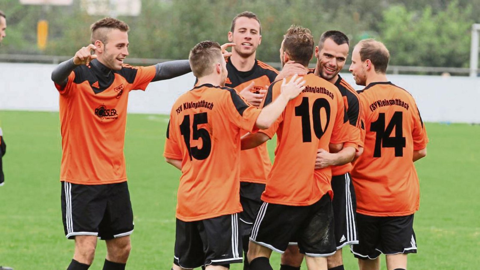 Michael Engelhardt, Florian Rother, Mathias Geiger, Fatos Isafi, Pajtim Ajeti und Andre Aisenbrey (von links) bejubeln den Treffer von Isafi zum zwischenzeitlichen 4:0.  Foto: Nachreiner