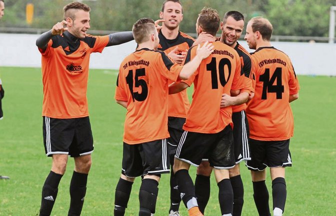 Michael Engelhardt, Florian Rother, Mathias Geiger, Fatos Isafi, Pajtim Ajeti und Andre Aisenbrey (von links) bejubeln den Treffer von Isafi zum zwischenzeitlichen 4:0.  Foto: Nachreiner