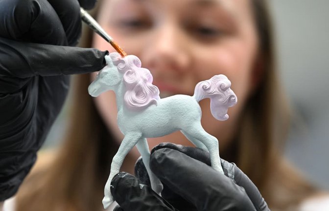 Eine Mitarbeiterin des Spielfigurenherstellers Schleich bemalt am Firmensitz in Schwäbisch Gmünd einen Prototypen einer neuen Figur.<span class='image-autor'>Bernd Weißbrod/dpa</span>