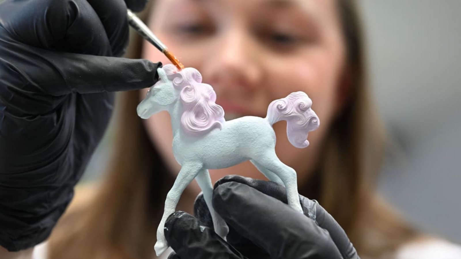 Eine Mitarbeiterin des Spielfigurenherstellers Schleich bemalt am Firmensitz in Schwäbisch Gmünd einen Prototypen einer neuen Figur.Bernd Weißbrod/dpa