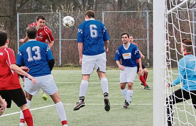 Horrheim gewinnt in Wiernsheim mit 1:0, auch wenn dieser Kopfball von Jan Maier in der zweiten Halbzeit nicht sein Ziel findet. Foto: Küppers