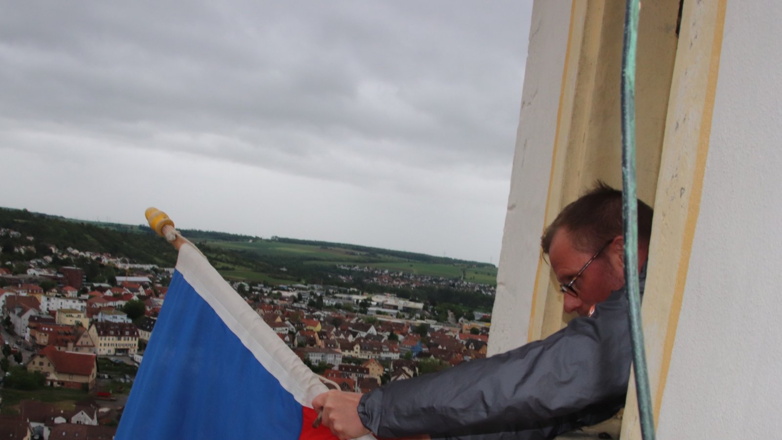 Das war natürlich Ehrensache für Vaihingens Oberbürgermeister Uwe Skrzypek. Das Angebot des „Schlossverwalters“, am Kaltenstein-Turm vor dem Maientag die Stadtfahnen aufzuhängen, ließ er sich gestern nicht entgehen. Wegen des starken Windes wurden die Fahnen aber kurz darauf nochmal eingeholt. Über die Festtage wird übrigens auch die Beleuchtung bis 0.30 Uhr verlängert. Nebenbei: Die Bauarbeiten zum Umbau als Hotel sollen nach den Sommerferien beginnen.  Foto: Arning