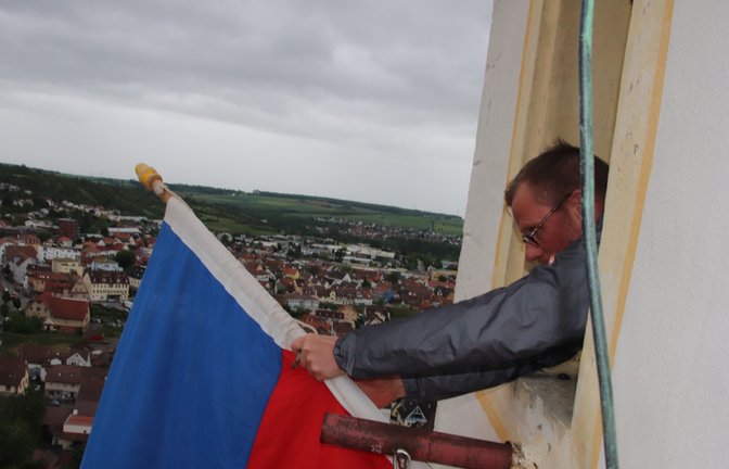Das war natürlich Ehrensache für Vaihingens Oberbürgermeister Uwe Skrzypek. Das Angebot des „Schlossverwalters“, am Kaltenstein-Turm vor dem Maientag die Stadtfahnen aufzuhängen, ließ er sich gestern nicht entgehen. Wegen des starken Windes wurden die Fahnen aber kurz darauf nochmal eingeholt. Über die Festtage wird übrigens auch die Beleuchtung bis 0.30 Uhr verlängert. Nebenbei: Die Bauarbeiten zum Umbau als Hotel sollen nach den Sommerferien beginnen.  <span class='image-autor'>Foto: Arning</span>