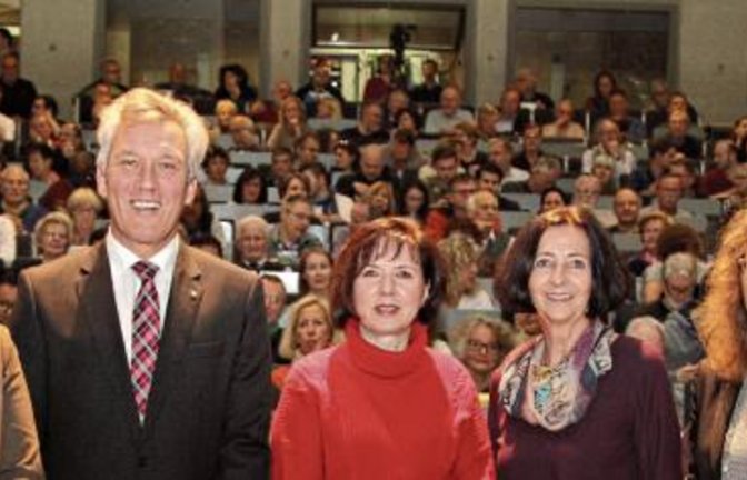 Professoren der Hochschule begrüßen die Referentin (Mitte) vor dem vollen Hörsaal.  Foto: p