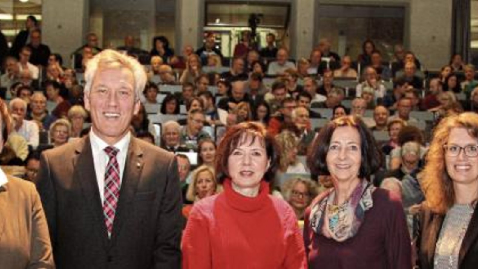 Professoren der Hochschule begrüßen die Referentin (Mitte) vor dem vollen Hörsaal. Foto: p Professoren der Hochschule begrüßen die Referentin (Mitte) vor dem vollen Hörsaal. Foto: p