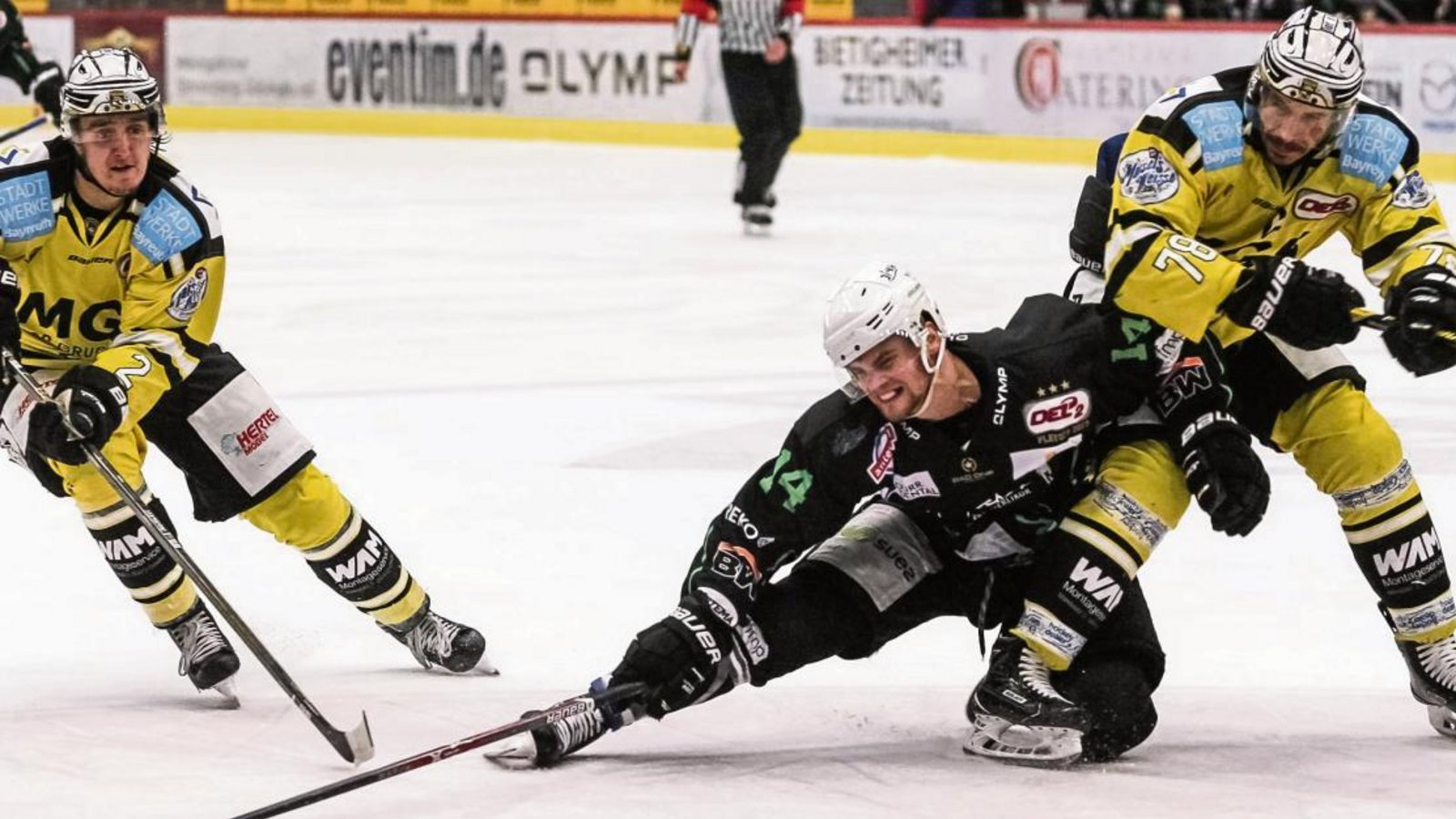 Benjamin Zientek (Mitte) angelt sich den Puck, während er von Marvin Neher (links) und Jozef Potac bewacht wird. Foto: Simecek Benjamin Zientek (Mitte) angelt sich den Puck, während er von Marvin Neher (links) und Jozef Potac bewacht wird. Foto: Simecek