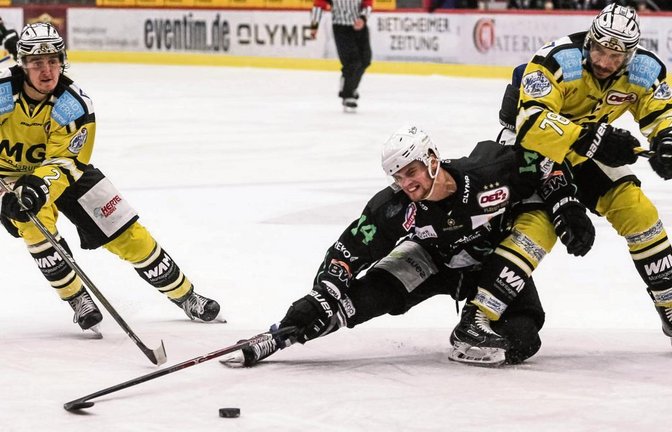 Benjamin Zientek (Mitte) angelt sich den Puck, während er von Marvin Neher (links) und Jozef Potac bewacht wird. Foto: Simecek
