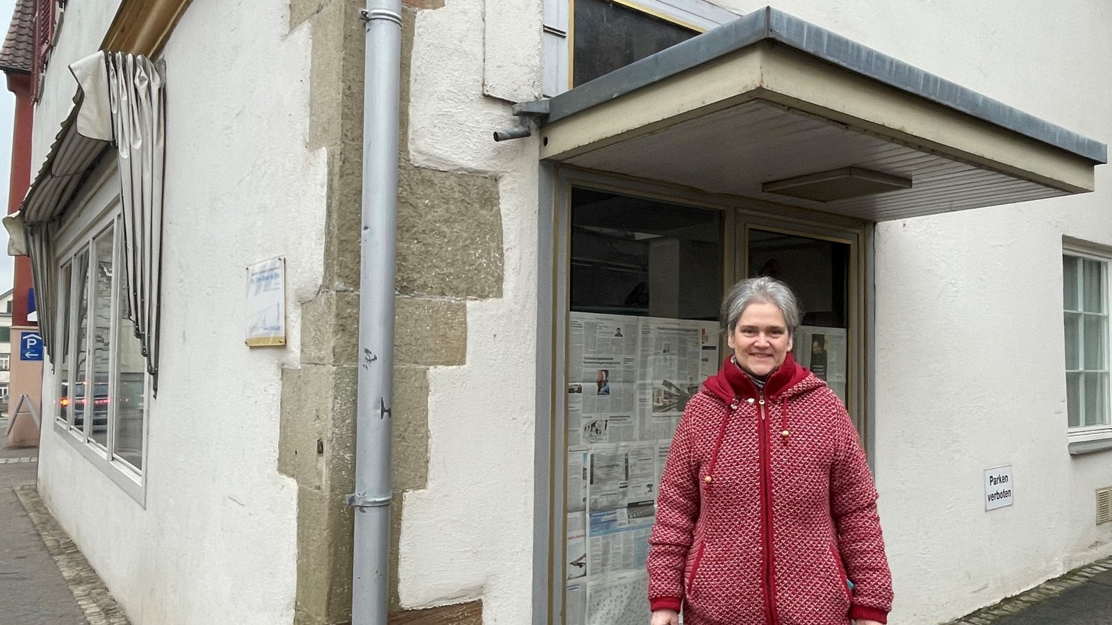 Viola Sternberger vor dem Gebäude an der Heilbronner Straße 5.  Foto: Stogios