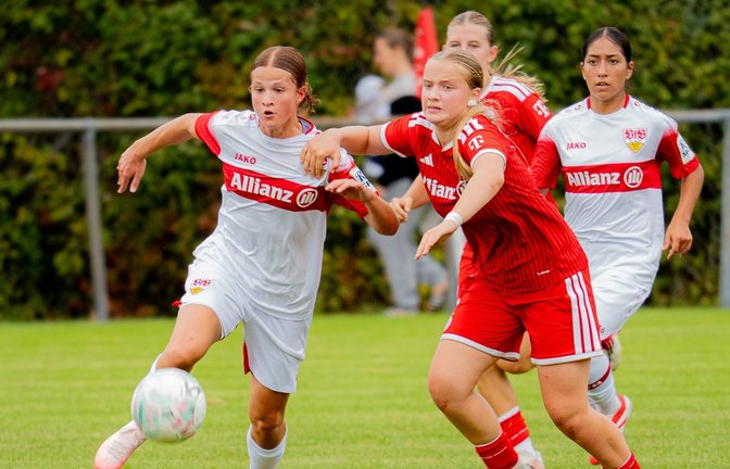Ein spektakuläres Duell haben sich die U-17-Fußballerinnen des VfB Stuttgart (weißes Trikot) und des FC Bayern München in Horrheim geliefert. <span class='image-autor'>Foto: Faigle</span>