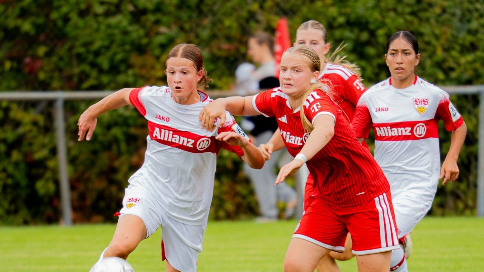 Ein spektakuläres Duell haben sich die U-17-Fußballerinnen des VfB Stuttgart (weißes Trikot) und des FC Bayern München in Horrheim geliefert. Foto: Faigle Ein spektakuläres Duell haben sich die U-17-Fußballerinnen des VfB Stuttgart (weißes Trikot) und des FC Bayern München in Horrheim geliefert. Foto: Faigle