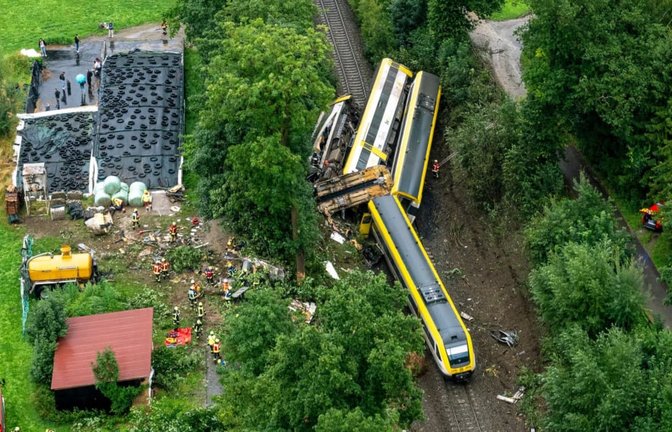 Die Unglücksstelle kurz nach dem Unfall aus der Vogelperspektive, dokumentiert durch das Team des ersten Rettungshubschraubers im Anflug.<span class='image-autor'>Archiv/Björn Hossfeld</span>