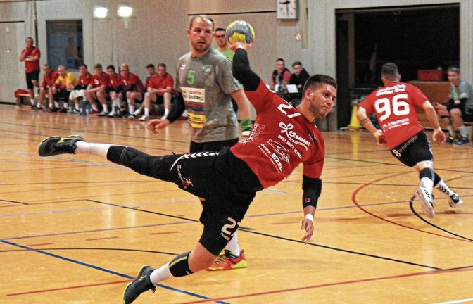 Alexander Weber (vorne) steuerte zwei Treffer zum 34:26-Auftaktsieg des HC Metter-Enz in Großbottwar bei. Foto: Archiv/Küppers