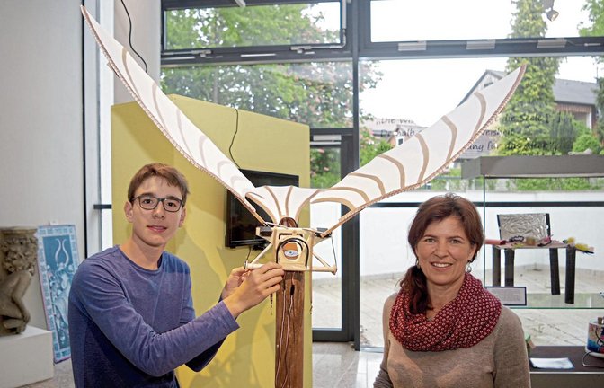 Johannes Kreisel erläutert Museumsleiterin Dr. Claudia Papp seine Flugmaschine, die er in 50 Stunden Handarbeit für die neue Ausstellung gebaut hat.  Fotos: Romanowski