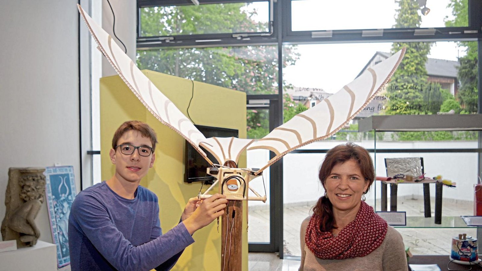 Johannes Kreisel erläutert Museumsleiterin Dr. Claudia Papp seine Flugmaschine, die er in 50 Stunden Handarbeit für die neue Ausstellung gebaut hat.  Fotos: Romanowski