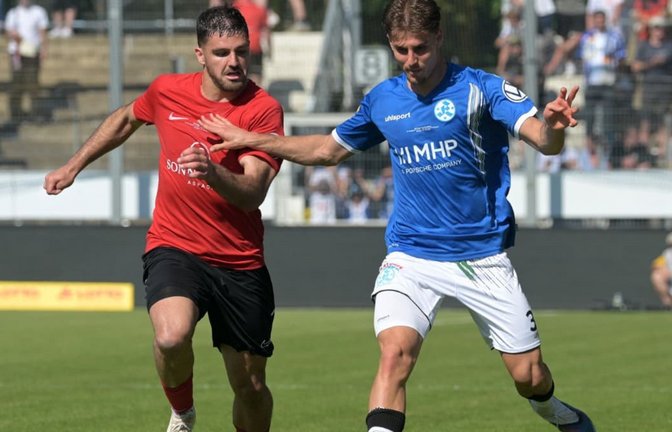 Michael Kleinschrodt (links) wurde nach einem Spiel von Fans der Stuttgarter Kickers angegriffen.<span class='image-autor'>Eibner-Pressefoto/Tobias Baur</span>