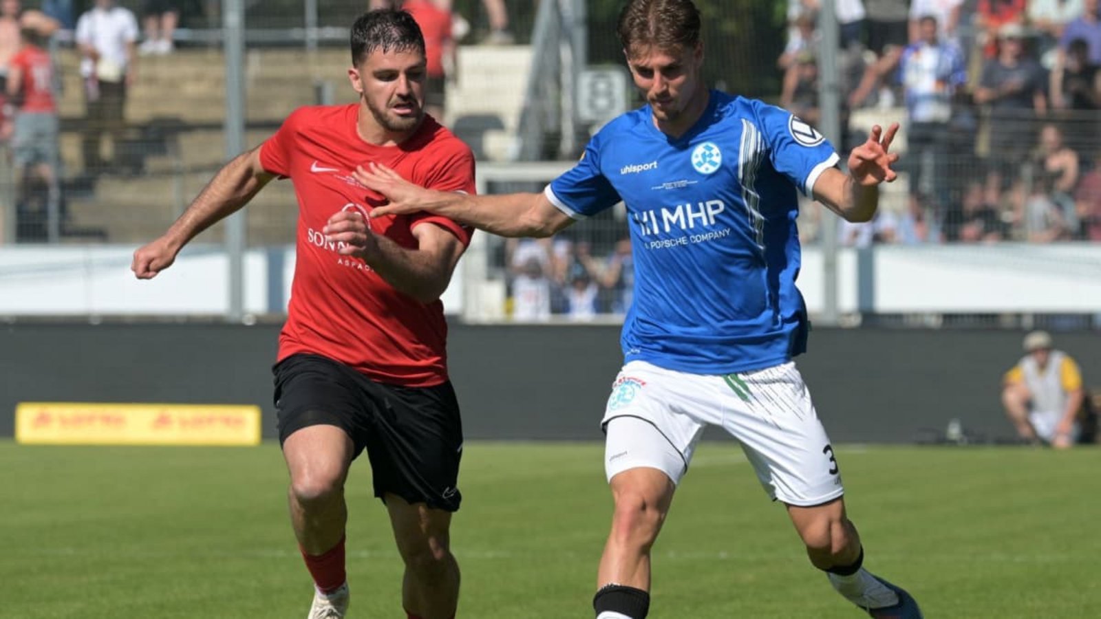 Michael Kleinschrodt (links) wurde nach einem Spiel von Fans der Stuttgarter Kickers angegriffen.Eibner-Pressefoto/Tobias Baur Michael Kleinschrodt (links) wurde nach einem Spiel von Fans der Stuttgarter Kickers angegriffen.Eibner-Pressefoto/Tobias Baur