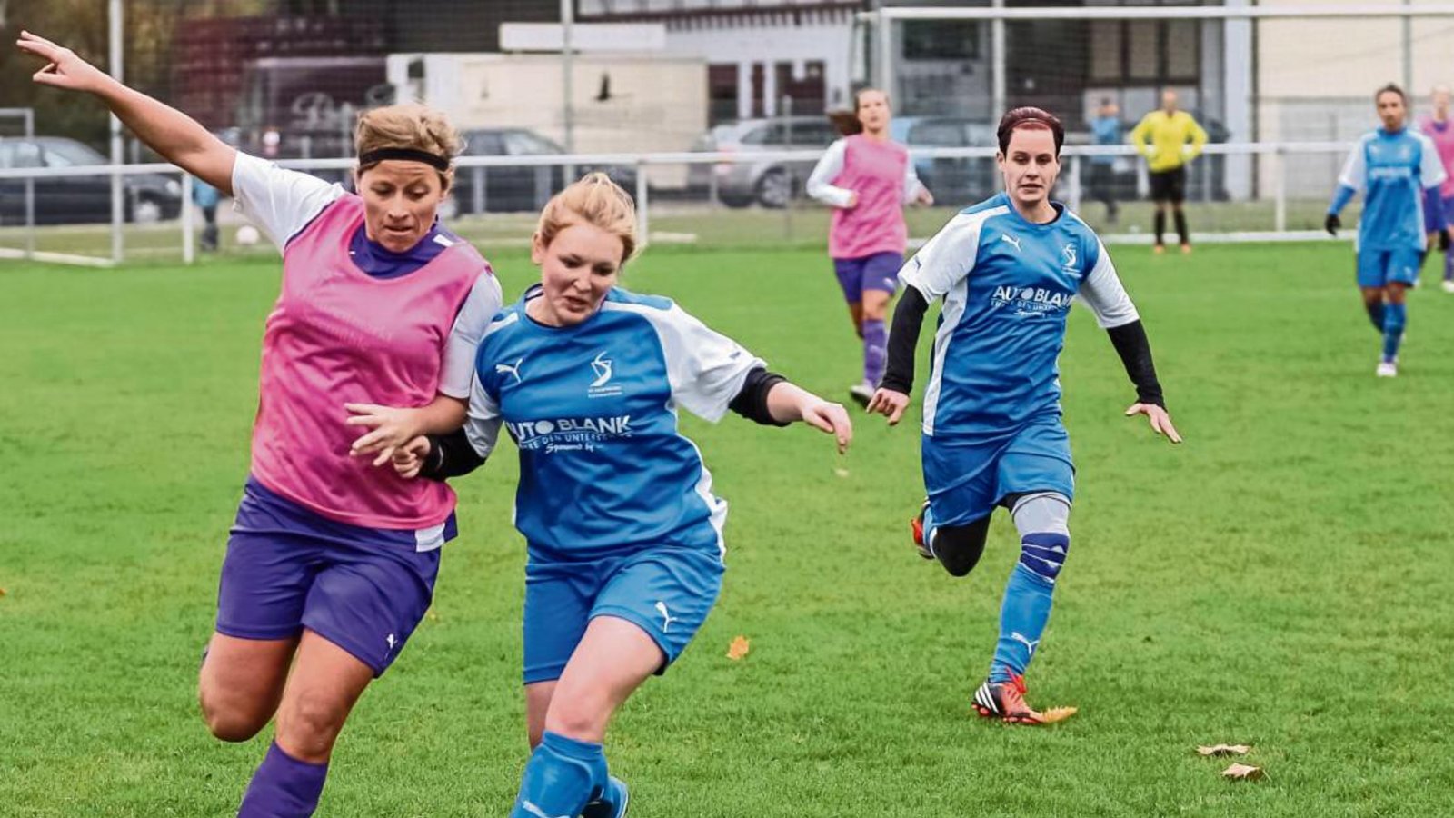 Marina Geiger (links) im Laufduell mit Kornwestheims Antonia Biehl. Letztlich mussten sich die Roßwagerinnen dem Tabellenführer deutlich mit 1:7 (0:3) geschlagen geben. Geiger gelang per Strafstoß der Ehrentreffer. Foto: Simecek
