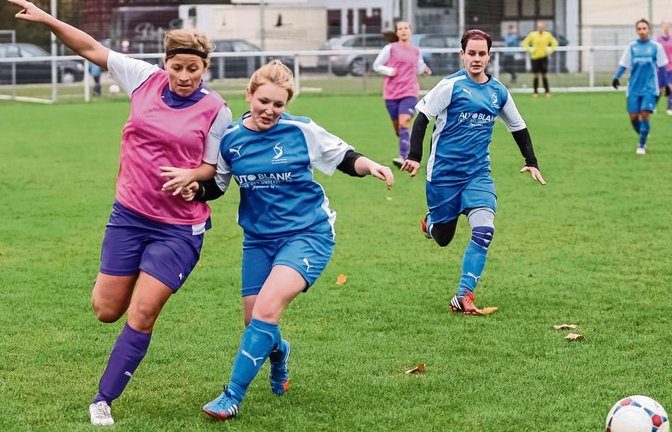 Marina Geiger (links) im Laufduell mit Kornwestheims Antonia Biehl. Letztlich mussten sich die Roßwagerinnen dem Tabellenführer deutlich mit 1:7 (0:3) geschlagen geben. Geiger gelang per Strafstoß der Ehrentreffer. Foto: Simecek