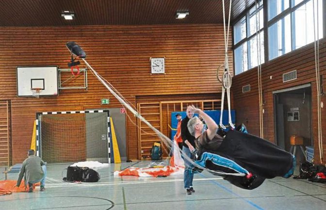 Der Wurf des Rettungsschirmes muss im Ernstfall klappen.  Foto: p