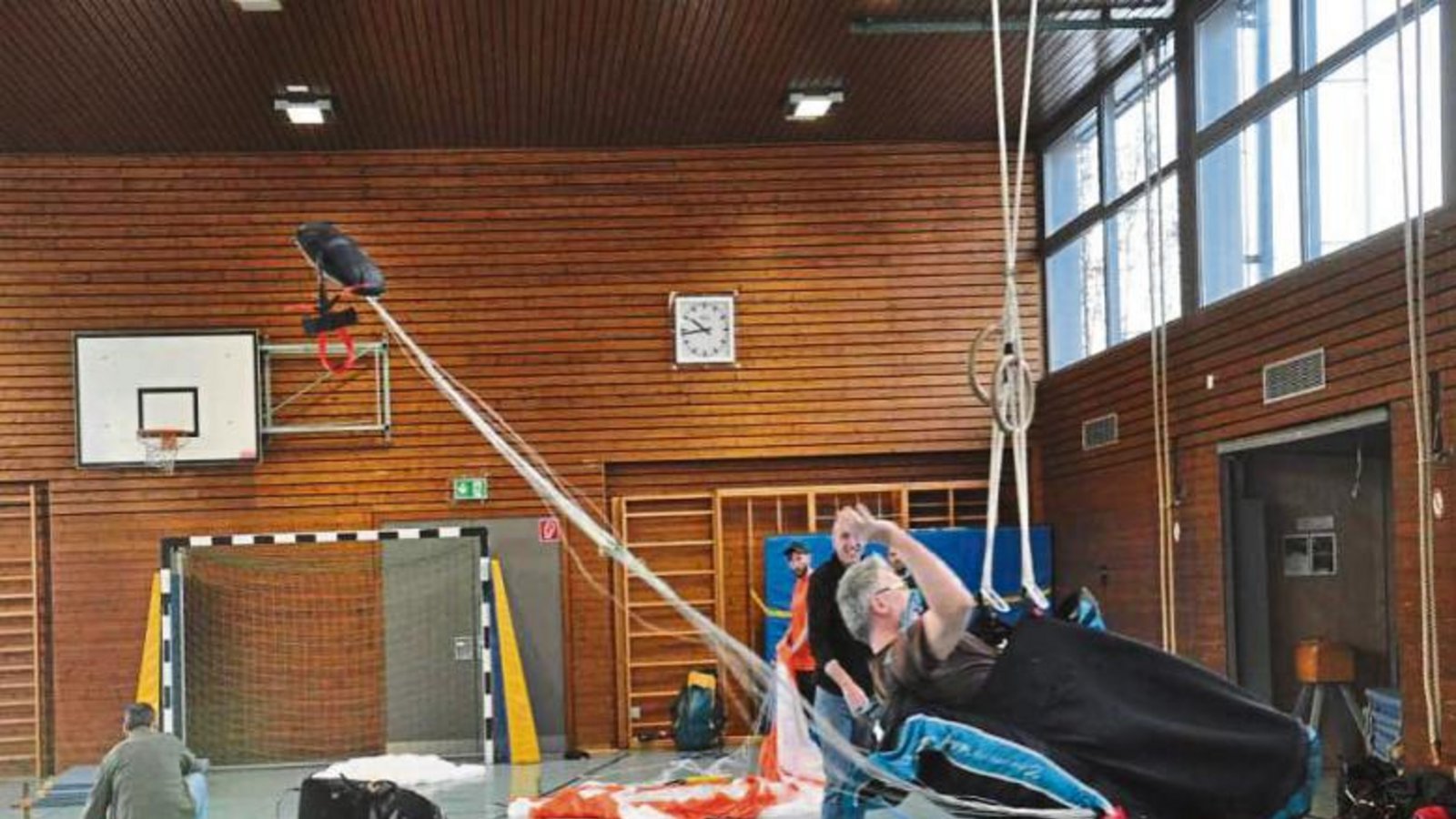 Der Wurf des Rettungsschirmes muss im Ernstfall klappen. Foto: p Der Wurf des Rettungsschirmes muss im Ernstfall klappen. Foto: p