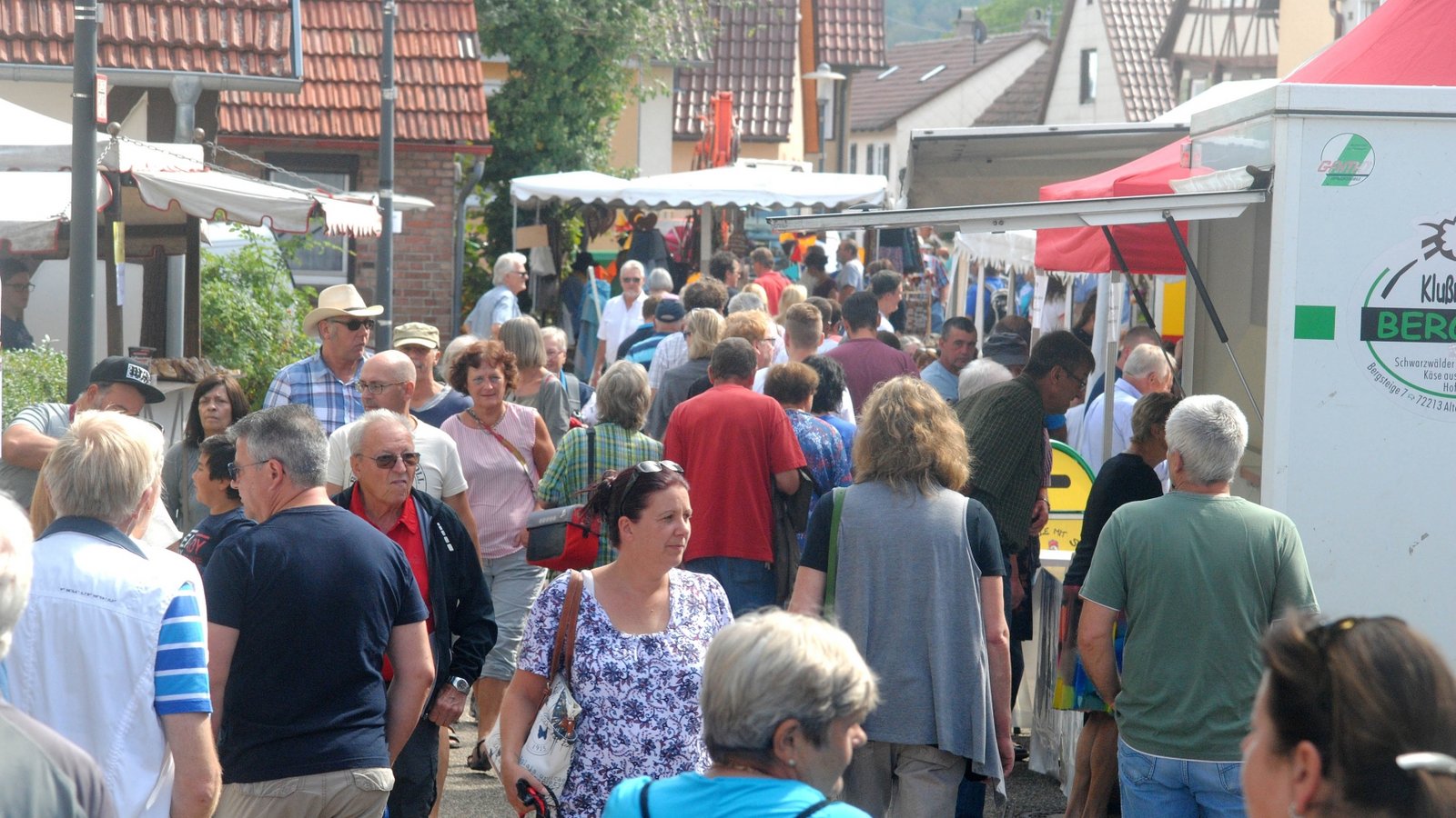 Beim bislang letzten Bauernmarkt in Schützingen 2018 herrschte großer Andrang. Fotos: Stahlfeld Beim bislang letzten Bauernmarkt in Schützingen 2018 herrschte großer Andrang. Fotos: Stahlfeld