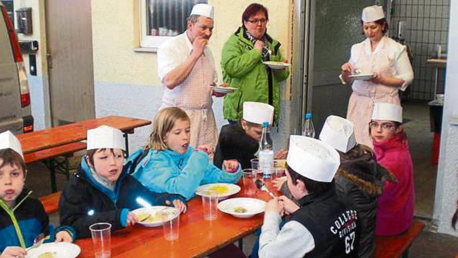 Die Kinder ließen sich ihre selbstgemachten Maultaschen schmecken. Foto: p Die Kinder ließen sich ihre selbstgemachten Maultaschen schmecken. Foto: p