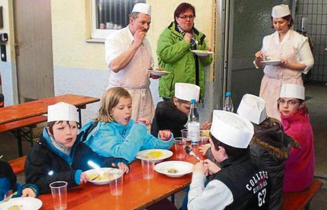 Die Kinder ließen sich ihre selbstgemachten Maultaschen schmecken.  Foto: p