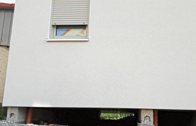 Moderne Pfahlbauten: Der Neubau in Aurich ist im Überschwemmungsbereich des Kreuzbachs für den Ernstfall gerüstet.  Foto: Rücker