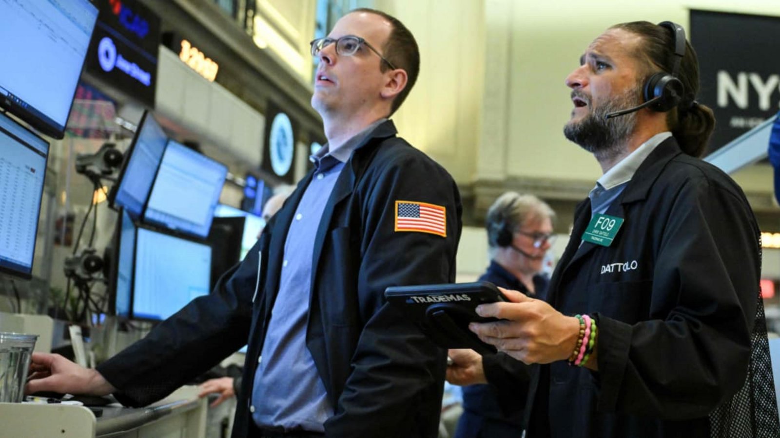 Anspannung an der Wall Street wegen der kriegerischen Konflikte im Nahen Osten: Wie etwa der Dax sind auch die amerikanischen Leitindizes vom Rekordniveau erst einmal wieder zurückgefallen.ANGELA WEISS/afp Anspannung an der Wall Street wegen der kriegerischen Konflikte im Nahen Osten: Wie etwa der Dax sind auch die amerikanischen Leitindizes vom Rekordniveau erst einmal wieder zurückgefallen.ANGELA WEISS/afp