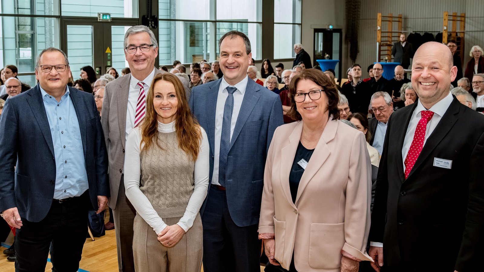 Feiern zusammen mit Gästen das Stiftungsfest (v.l.): Helmut Dinkel, Leiter des Lichtenstern-Gymnasiums Sachsenheim, Landrat Dietmar Allgaier, Polizeidirektorin Bettina Rommelfanger, Bürgermeister Albrecht Dautel sowie Hildegard Gooss und Michael Volz vom PKC .  Foto: Landratsamt