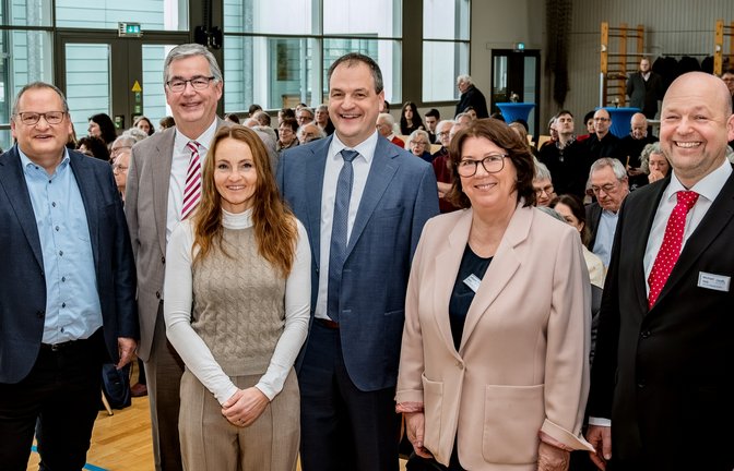 Feiern zusammen mit Gästen das Stiftungsfest (v.l.): Helmut Dinkel, Leiter des Lichtenstern-Gymnasiums Sachsenheim, Landrat Dietmar Allgaier, Polizeidirektorin Bettina Rommelfanger, Bürgermeister Albrecht Dautel sowie Hildegard Gooss und Michael Volz vom PKC .  <span class='image-autor'>Foto: Landratsamt</span>
