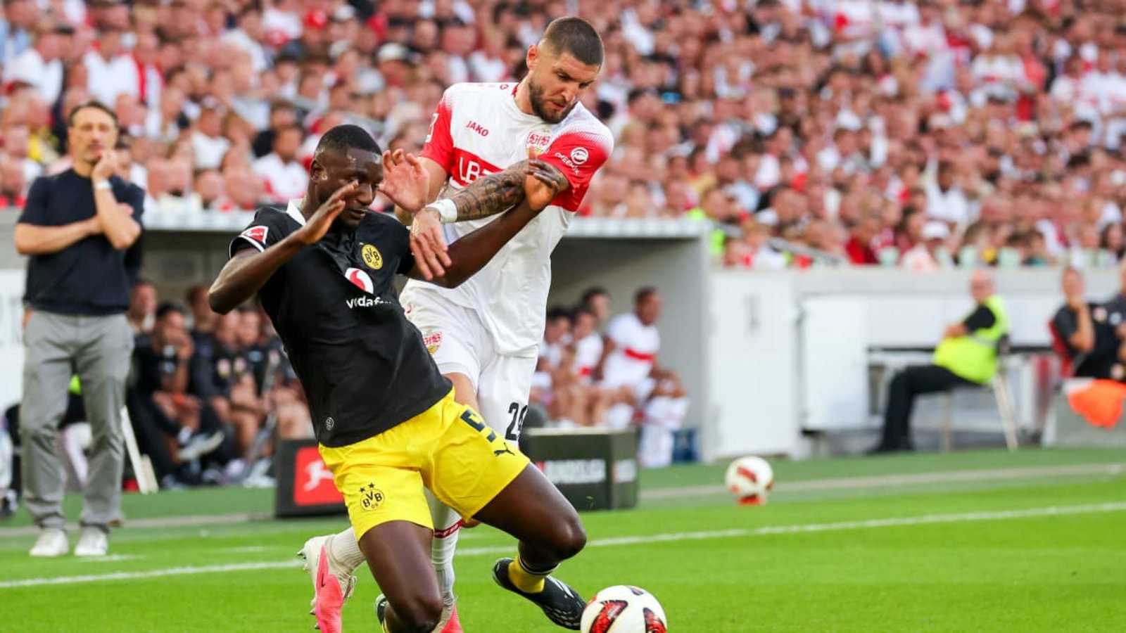 Intensives Duell: Jeff Chabot (rechts) gegen den früheren Stuttgarter Serhou Guirassy, der mit dem BVB alle drei Punkte mitnahm.IMAGO/Pressefoto Baumann