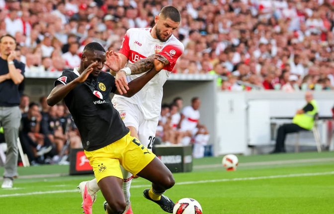 Intensives Duell: Jeff Chabot (rechts) gegen den früheren Stuttgarter Serhou Guirassy, der mit dem BVB alle drei Punkte mitnahm.<span class='image-autor'>IMAGO/Pressefoto Baumann</span>