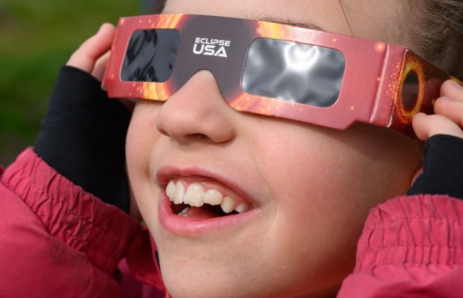 So bekommt man vielleicht doch noch eine Sonnenfinsternisbrille.<span class='image-autor'>Patrick Pleul/dpa</span>