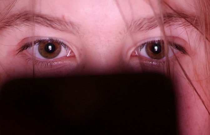 Ein Mädchen schaut auf einem Smartphone ein Tutorial auf einer Social-Media-Plattform.<span class='image-autor'>Jan Woitas/dpa</span>