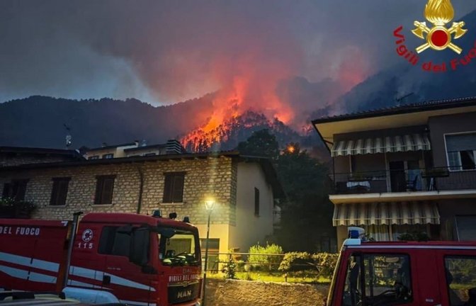 Brennende Landschaft am Gardasee.<span class='image-autor'>Vigili del Fuoco/dpa</span>