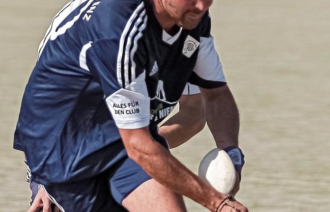 Für Jan-Michael Zeeb (vorne) und die SG Club an der Enz/Ludwigsburg geht es mit einem Heimspiel in der Barockstadt in die zweite Hälfte der Feldsaison. Foto: Simecek