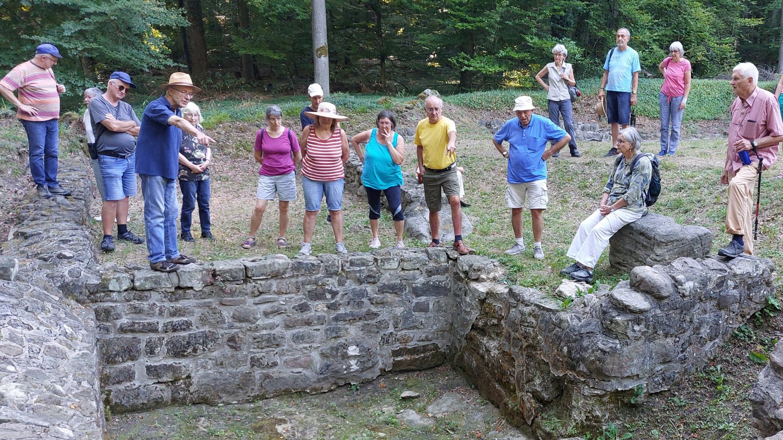 Archäologe Micha Bachteler (mit Strohhut) zeigt den Besuchern die Überreste des Klosters auf dem Baiselsberg. Foto: Leins Archäologe Micha Bachteler (mit Strohhut) zeigt den Besuchern die Überreste des Klosters auf dem Baiselsberg. Foto: Leins