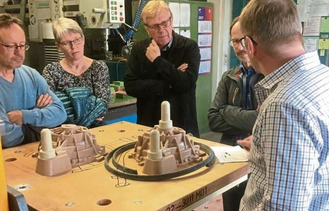 Geschäftsführer Matthias Schüle erklärt die verschiedenen Arbeitsschritte. Foto: p