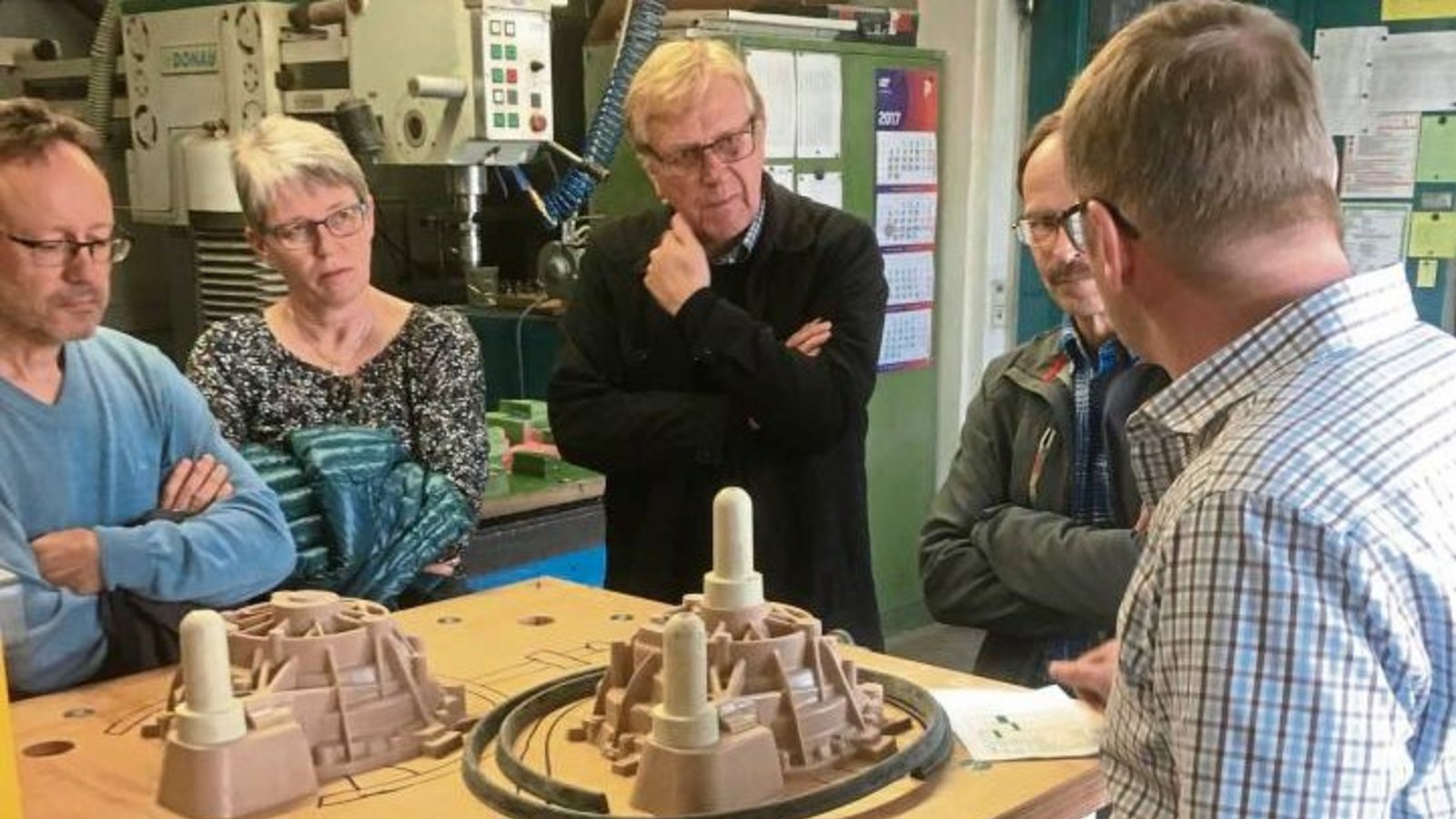 Geschäftsführer Matthias Schüle erklärt die verschiedenen Arbeitsschritte. Foto: p